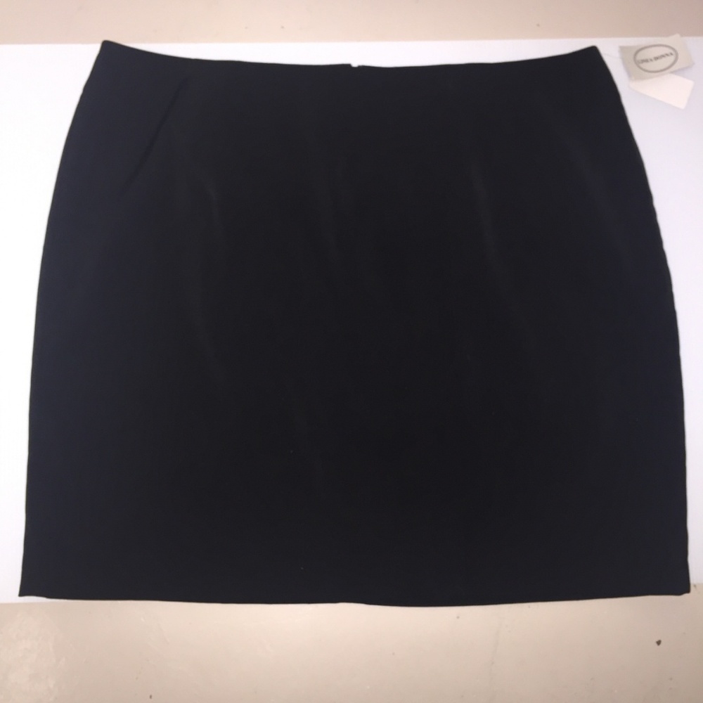 Linea Donna Woman fully lined black skirt